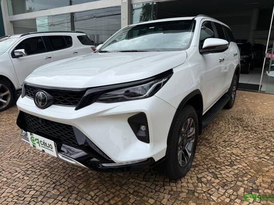 TOYOTA HILUX SW4 2.8 D-4D TURBO DIESEL SRX PLATINUM 4X4 AUTOMÁTICO TOYOTA HILUX SW4 2.8 D-4D TURBO DIESEL SRX PLATINUM 4X4 AUTOMÁTICO